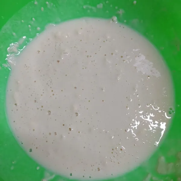 Larutkan tepung bumbu dengan secukupnya air, adonan kental.