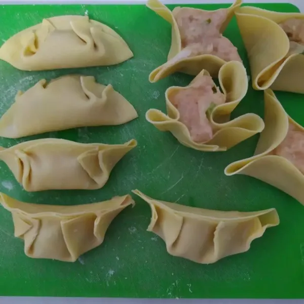 Lipat sesuai selera, lakukan sampai adonan habis.