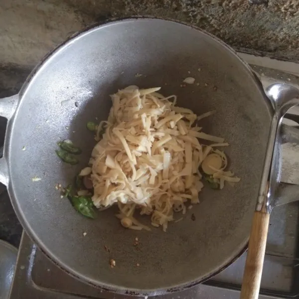 masukkan rebung dan tumis hingga tercampur rata.