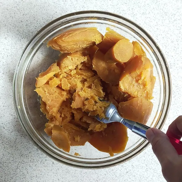 Letakkan ubi yang telah  di kukus dan di kupas dalam wadah, lalu haluskan dengan mengunakan garpu.