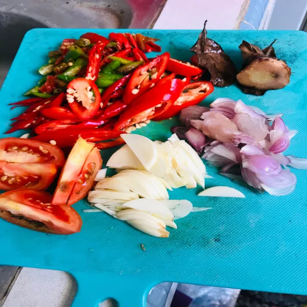 Siapkan bumbu iris, iris cabe, bawang merah, bawang putih dan tomat.