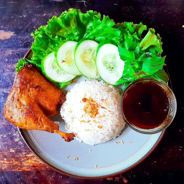 Nikmat disajikan bersama nasi hangat, lalapan dan sambel kesukaan.