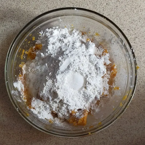 Tambahkan tepung tapioka, gula halus, tepung maizena dan baking powder.