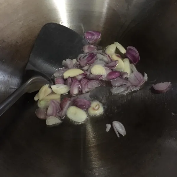 Panaskan minyak goreng. Lalu masukan bawang merah dan bawang putih, tumis hingga harum.