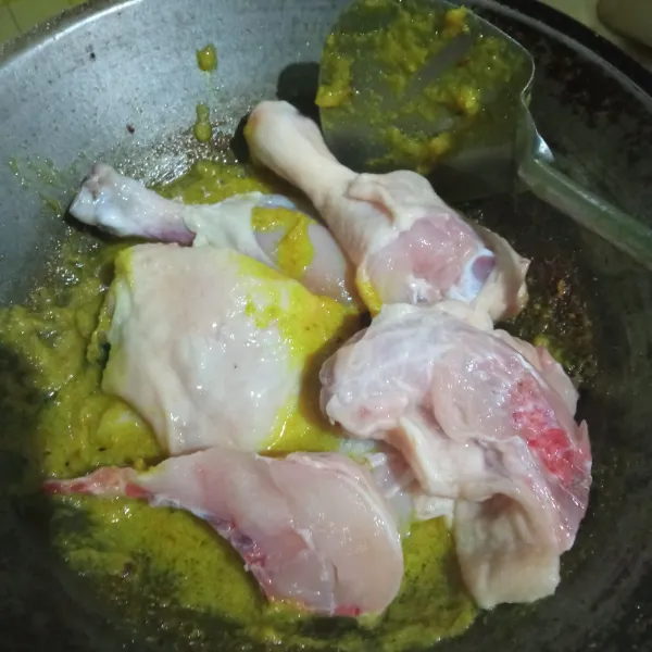 Masukan ayam, aduk aduk, masak hingga ayam berubah warna.