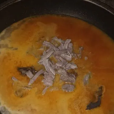 Masukan daging suwir, aduk rata masak sampai air santan berkurang. Koreksi rasa, angkat dan sajikan