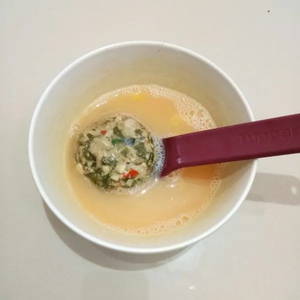 Lalu masukan ke dalam kocokan telur.