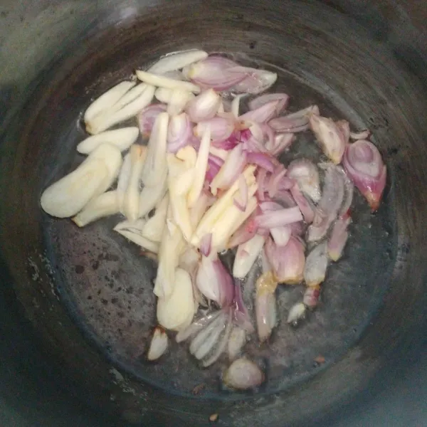 Siapkan panci atau wajan. Tuang sedikit minyak sayur, lalu tumis bawang merah dan putih hingga harum.