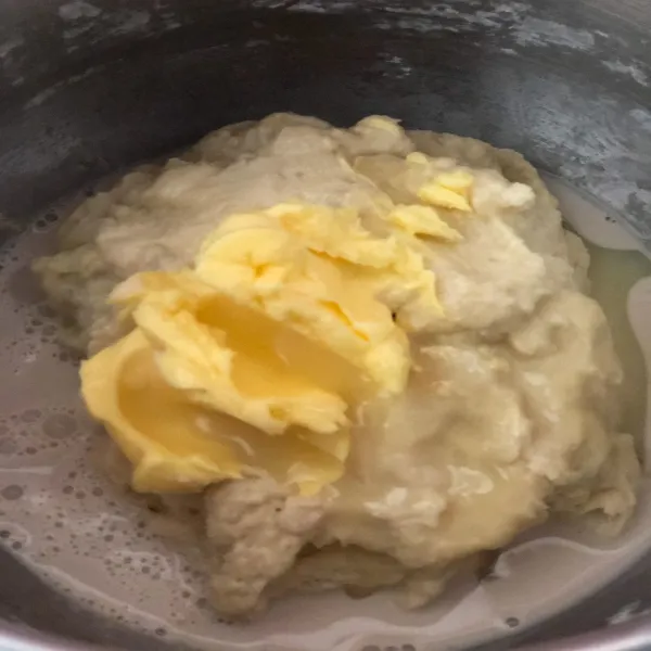 Setelah 4 jam, Masukkan garam, butter, ragi dan condense mik (SKM).
