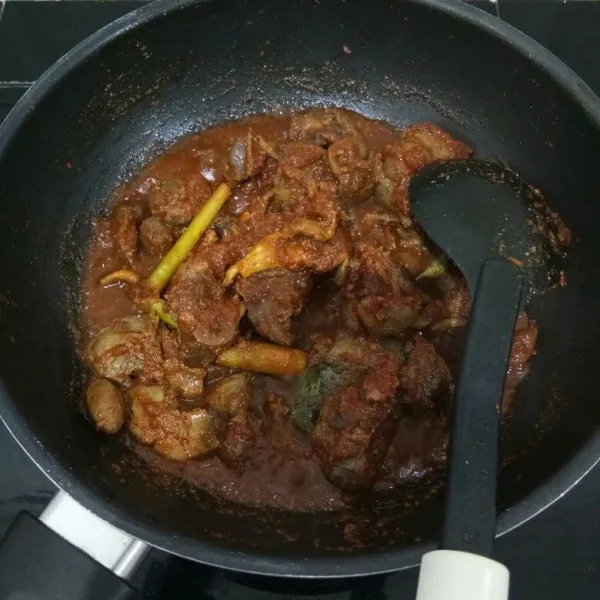 Kemudian masukkan kecap manis, aduk rata. Masak hingga bumbu meresap dan kuah menyusut.