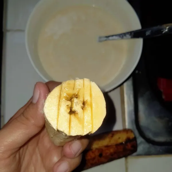 Siapkan pisang, kupas pisang lalu potong sejajar