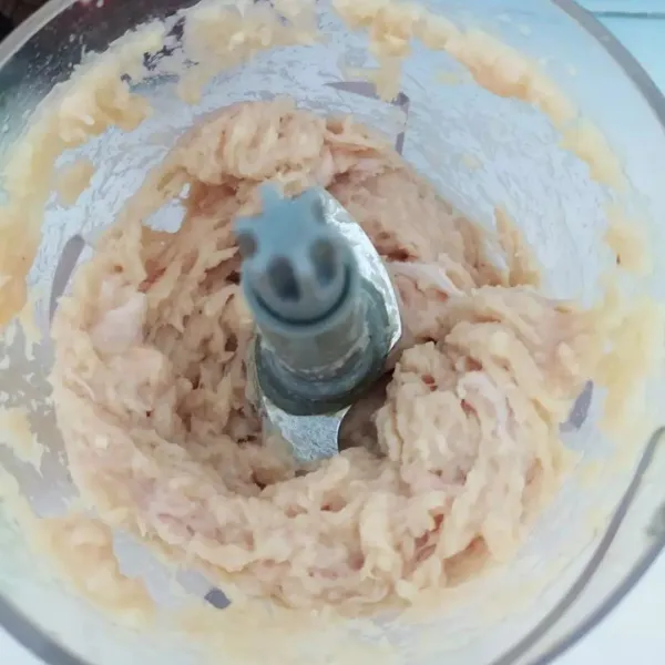 Haluskan daging ayam dan bawang putih.