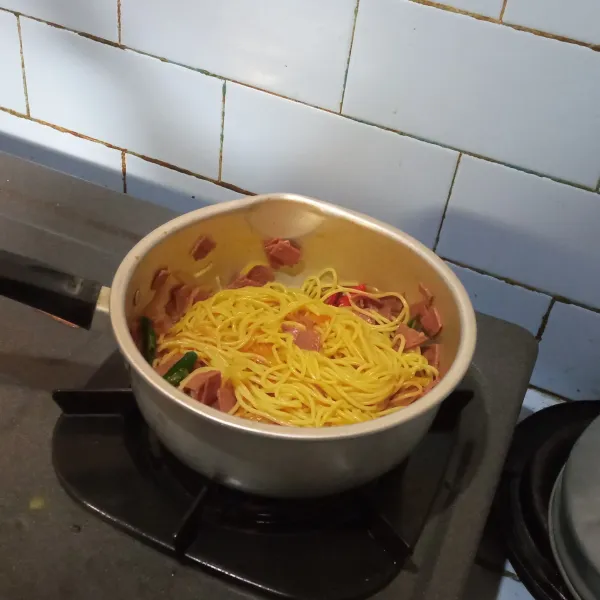 Masukkan spaghetti.