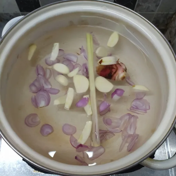 Rebus air, bawang merah, bawang putih, lengkuas dan sereh sampai mendidih.