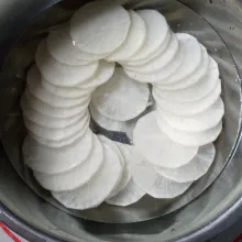 Kupas lobak, cuci bersih lalu iris tipis. Rendam dengan air sebentar.