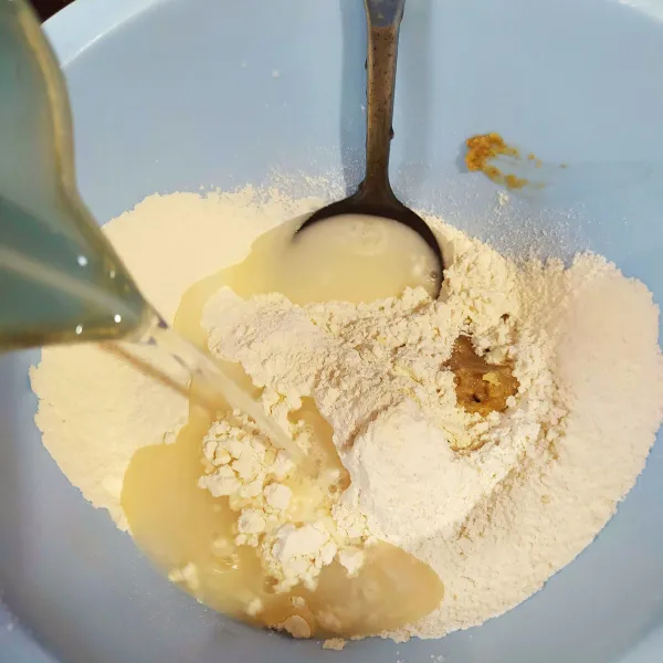 Campur terigu dan tepung serbaguna. Haluskan bawang putih, merica, garam, kaldu bubuk dan gula, lalu masukan ke adonan tepung. Tuang air sedikit demi sedikit sambil diaduk hingga rata dan pas. Tidak terlalu cair dan tidak kental.