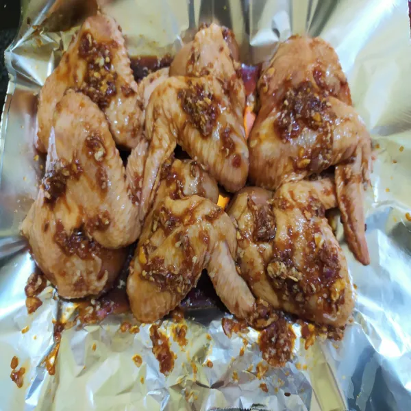 Panggang ayam dalam suhu 250°C selama 30-40 menit atau hingga matang. Sambil dioles sisa bumbu.