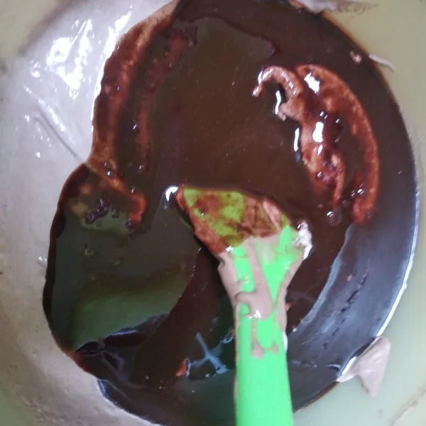 Tuang coklat leleh aduk lipat menggunakan spatula sampai rata.
