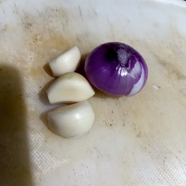 Kupas kulit bawang merah dan bawang putih.