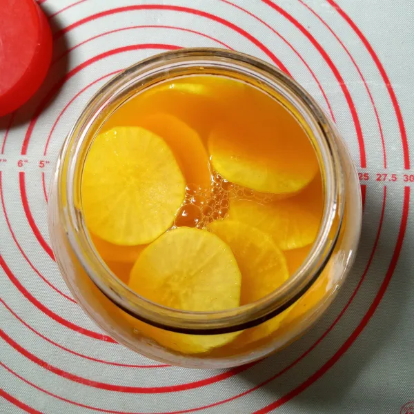 Pindahkan acar lobak ketoples berpenutup rapat/kedap udara dan simpan di kulkas minimal sehari semalam untuk hasil lebih enak.