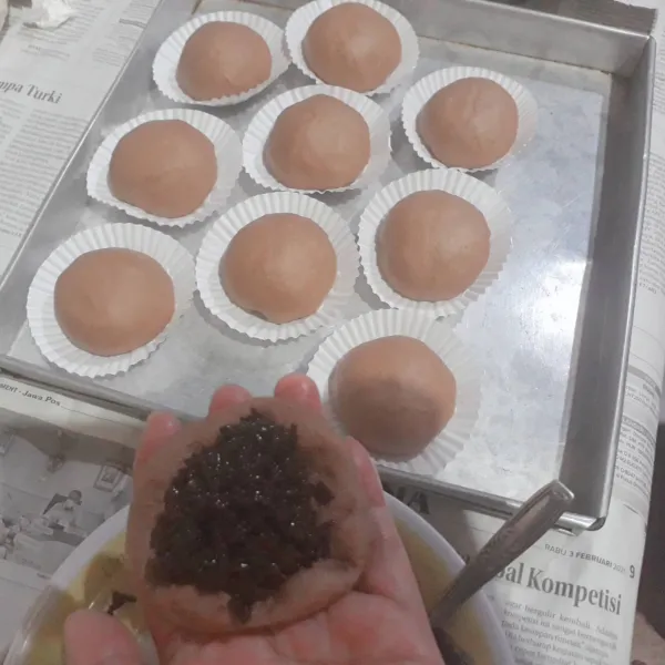 Isi: campur meses dan susu kental manis, aduk rata. Bagi adonan menjadi 12, bulatkan dan pipihkan, isi dengan bahan isian. Bulatkan kembali, letakkan diatas paper cup. Diamkan 15 menit.