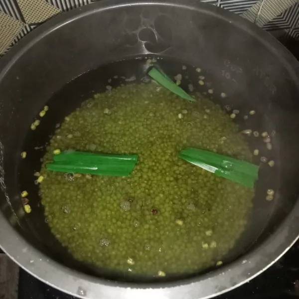 Masukkan kacang hijau, daun pandan dan air kedalam panci.