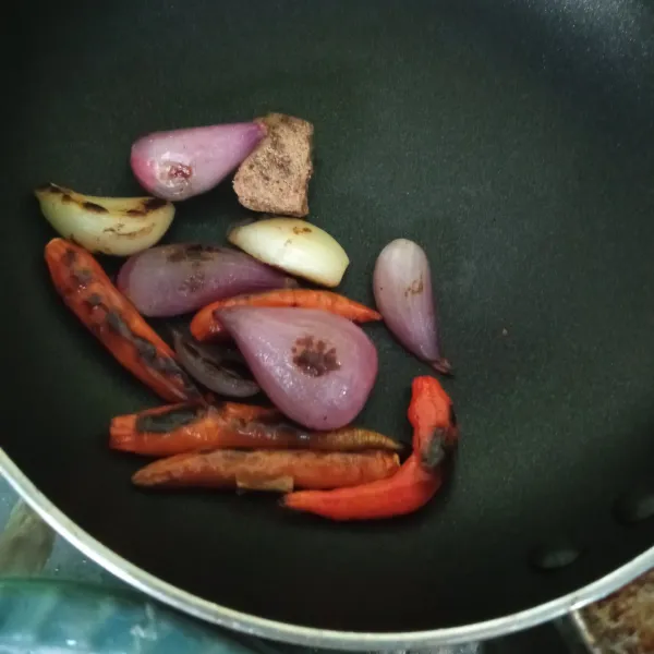 Panaskan teflon, panggang bawang merah, bawang putih, dan cabe rawit.