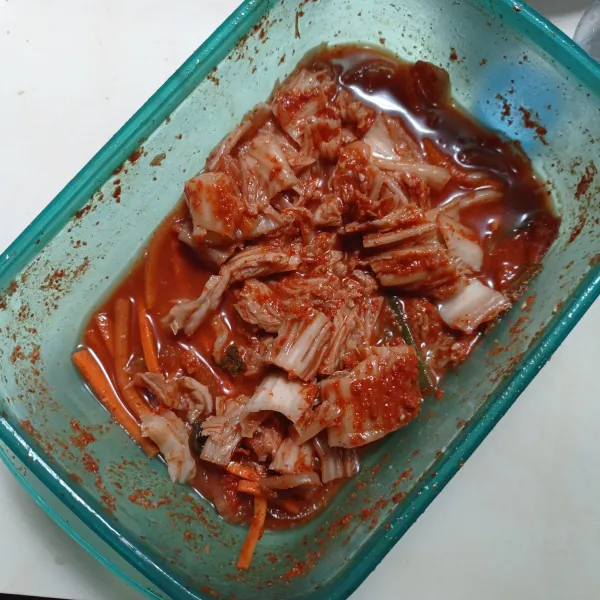 Potong kimchi, lalu sisihkan.
