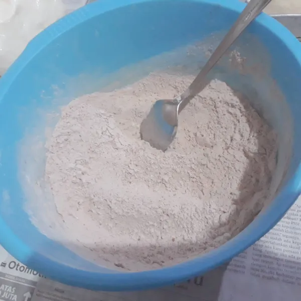 Campur terigu, coklat, gula dan baking powder, aduk rata.