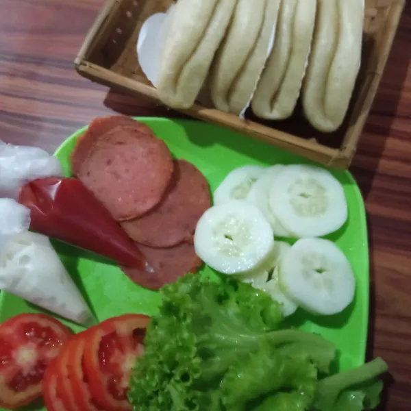 Siapkan isian bakpao, goreng daging burger dan bawang bombay. Potong dan cuci sayuran.