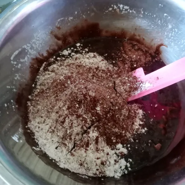 Masukkan campuran terigu, coklat bubuk, garam dan baking powder.