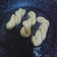 Panaskan minyak, lalu goreng hingga kecokelatan. Angkat dan tiriskan. Masukkan donat kedalam plastik yg sudah diisi gula, aduk hingga merata. Sajikan.