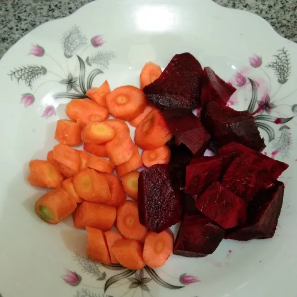 Potong kecil-kecil wortel dan buah bit