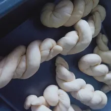 Giling adonan hingga memanjang. Kalau adonan sudah panjang, giling lagi secara lawan arah. Lipat jadi 2 dan putar adonan supaya bisa berbentuk kepang. Tutup adonan dengan plastik wrap, diamkan selama 15 menit.