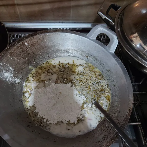 Kemudian tuang susu dan keju parut setelah mendidih masukkan tepung terigu.