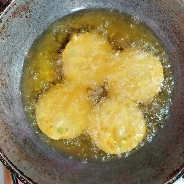 Pindahkan ke wajan. Goreng sampai kedua sisinya matang.
