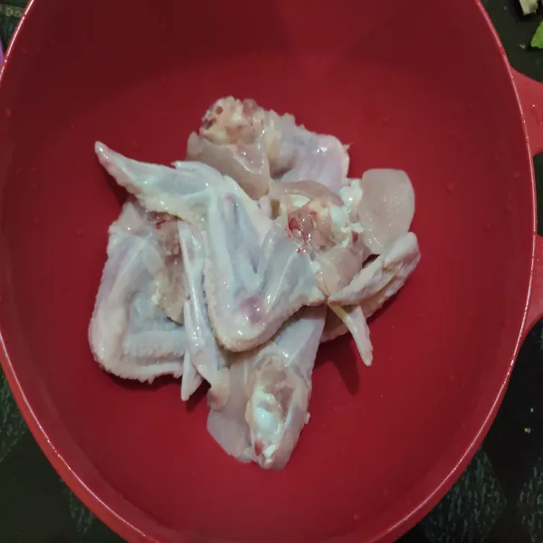 Cuci bersih ayam, lalu sisihkan