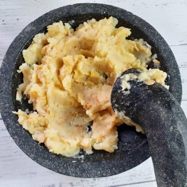 Haluskan bawang putih dengan ulekan, dilanjut dengan menghaluskan kentang, setelah semua selesai masukan sisa bahan lainnya.