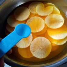 Tuang cuka makan, aduk rata. Biarkan terendam sampai cairan tidak panas lagi.
