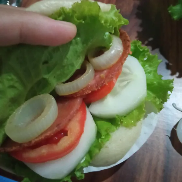 Susun isian bakpao dan beri saus tomat serta mayonaise. Siap dihidangkan.