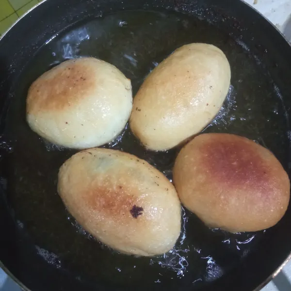 Lalu goreng dengan api cenderung kecil hingga kecoklatan. Angkat dan sajikan.