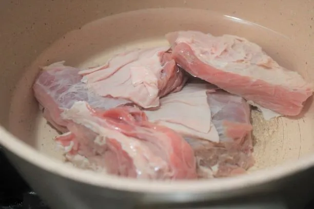 Rebus daging dan buang airnya supaya daging bersih.