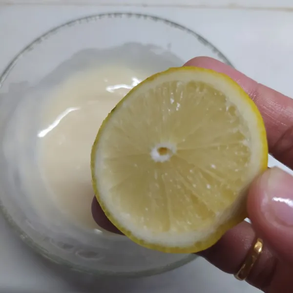 Beri perasaan jeruk lemon.