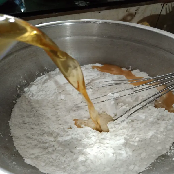Ukur air karamel sampe 1875ml, jika kurang tambahkan air biasa.. Tuangkan ke tepung dan garam aduk rata dan saring.
