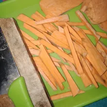 potong-potong semua ubi bentuk memanjang  lalu cuci bersih.
