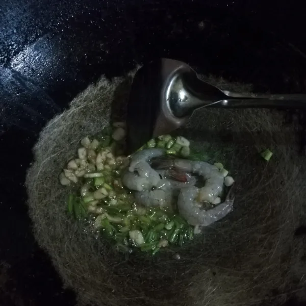 Masukkan udang dan aduk hingga matang.