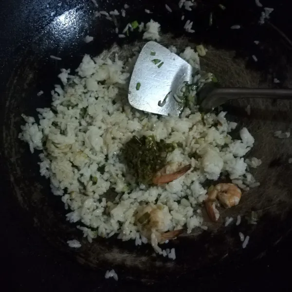 Masukkan sambel ijo yang sudah diulek dan aduk rata.