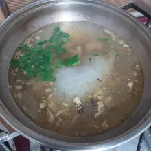 Tambahkan garam, penyadap rasa ayam, bihun dan daun seledri kemudian sajikan.