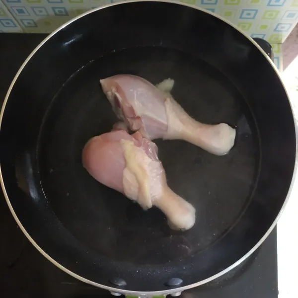 Masukan ayam, lalu masak ayam dalam kaldu hingga matang dan empuk.