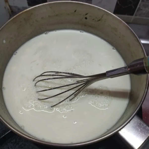 Kocok telur sisihkan. Masak susu, agar, jely, gula pasir dan garam sampai meletup kecil-kecil sambil diaduk-aduk terus. Matikan kompor.